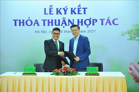 Tổng Giám đốc Tập đoàn Novaland Bùi Xuân Huy và ông Lê Quang Minh, Giám đốc VTV Digital – Đài Truyền hình Việt Nam ký Thỏa thuận hợp tác. Ảnh: Minh Đức/TTXVN