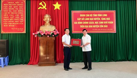 Ông Trần Văn Rón nhận quà lưu niệm của huyện Côn Đảo.