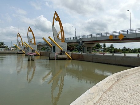 Sáng nay (20/3/2021), cống Vũng Liêm đã được vận hành mở 3 cửa cho nước vào khi nước lớn và đã được đóng lại khi nước ròng.