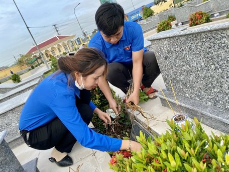 Chăm sóc các phần mộ tại nghĩa trang liệt sĩ