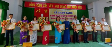 Các tập thể, cá nhân có thành tích tiêu biểu được tuyên dương.