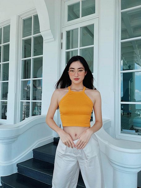 Croptop sát nách ba lỗ Hoa hậu Lương Thùy Linh diện Croptop sát nách ba lỗ kết hợp với quần ống rộng và giày thể thao.