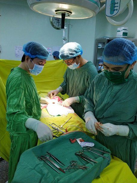 Bác sĩ phẫu thuật và tạo hình lại da dương vật cho bệnh nhân N.V.Đ