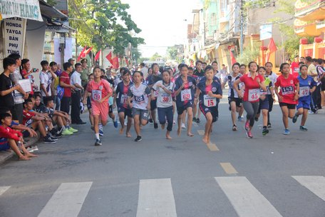 Động viên các tầng lớp nhân dân tham gia tập luyện thể dục thể thao góp phần xây dựng và bảo vệ tổ quốc (ảnh minh hoạ).