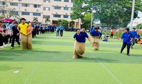 Hào hứng nhảy bao bố.