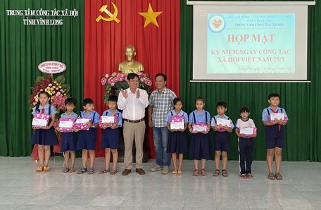 Trao học bổng cho học sinh trên địa bàn huyện.