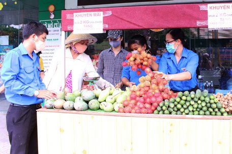 Gian hàng giải cứu nông sản của anh Phước đã tạo sức lan tỏa và để lại tình cảm tốt đẹp trong lòng dân.