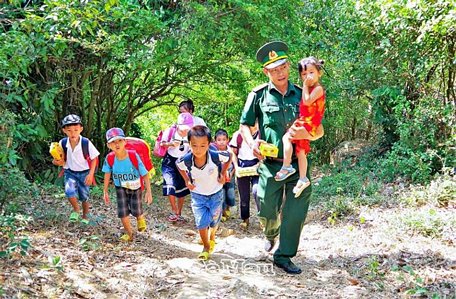 Thầy và trò cùng vượt dốc, đều đặn hàng ngày lên lớp.