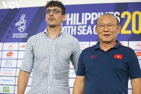  HLV Felix Dalmas đã có 2 lần đối đầu HLV Park Hang Seo ở AFF Cup 2018 và SEA Games 30 năm 2019. (Ảnh: Ngọc Duy).