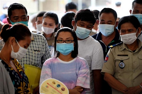 Người dân xếp hàng chờ tiêm vaccine ngừa COVID-19 tại Phnom Penh, Campuchia, ngày 22/3/2021. Ảnh: AFP/ TTXVN