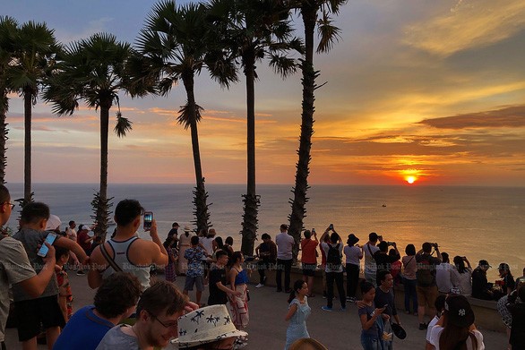 Mũi Promthep, một trong những điểm du lịch nổi tiếng nhất và thu hút nhiều du khách nhất của Phuket - Ảnh: BANGKOK POST