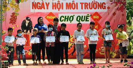 Trao sách giáo khoa, tập cho học sinh vượt khó.