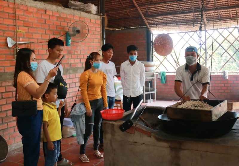 Lò cốm của chị Dương Diệu Hiền ở xã Hòa Ninh (Long Hồ) được phát triển theo hướng kết hợp du lịch.