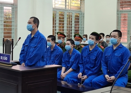 Các bị cáo Tiến (đứng) và Lâm, Chiến, Thành, Nam (từ trái qua).
