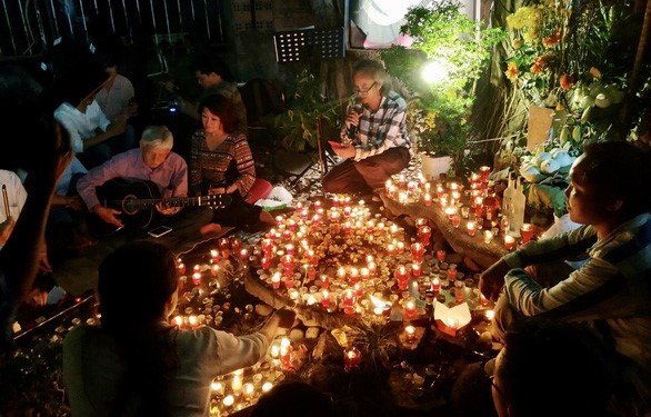 Những ngọn nến chiếu sáng cùng tiếng đàn guitar quyện trong tiếng hát đồng thanh là điều không thể thiếu trong những “Đêm thao thức cùng Trịnh” - Ảnh: HỮU LỢI