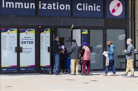 Người dân xếp hàng chờ tiêm vaccine ngừa COVID-19 tại một điểm tiêm chủng ở Toronto, Canada ngày 25/3/2021. Ảnh: THX/TTXVN