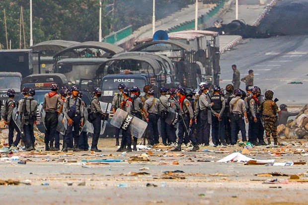 Cảnh sát Myanmar siết chặt an ninh tại quận Hlaingthaya, thành phố Yangon ngày 14/3/2121. (Ảnh: AFP/TTXVN)