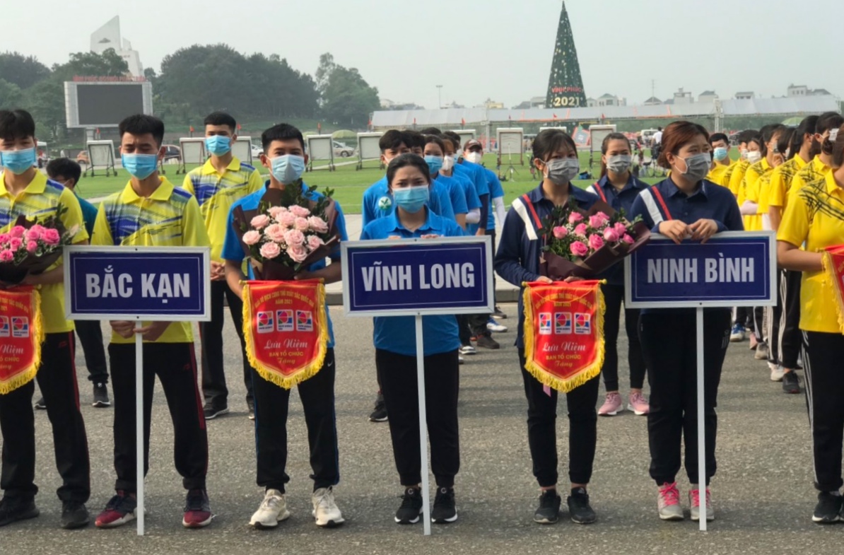 Đội tuyển Vĩnh Long tham gia lễ khai mạc giải tại Vĩnh Phúc.