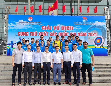Đoàn thể thao bắn cung Vĩnh Long chịp ảnh lưu niệm cùng các đại biểu tỉnh Vĩnh Phúc và Tổng cục Thể dục Thể thao.