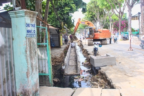 Hiện đang thi công hệ thống thoát nước dọc đoạn từ ngã ba Chiều Tím đến chợ Phường 3.