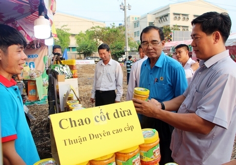 Nhiều sản phẩm Ocop, sản phẩm nông thôn tiêu biểu được giới thiệu tại phiên chợ.