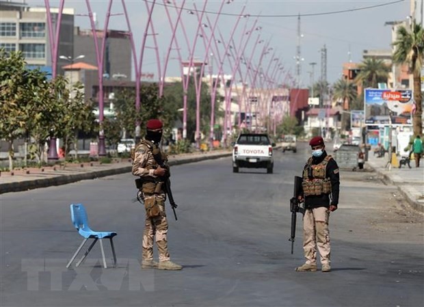 Binh sỹ gác trên đường phố trong thời gian giới nghiêm phòng dịch COVID-19 tại Baghdad, Iraq. (Ảnh: THX/TTXVN)