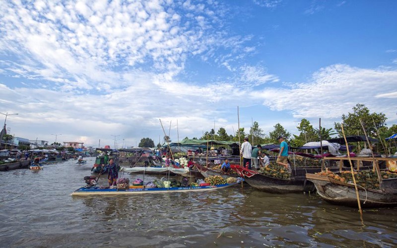 Chợ nổi Ngã Năm là điểm đến hấp dẫn thu hút khách tham quan, mua bán.