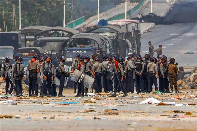 Cảnh sát Myanmar siết chặt an ninh tại quận Hlaingthaya, thành phố Yangon ngày 14/3/2121. Ảnh: AFP/TTXVN