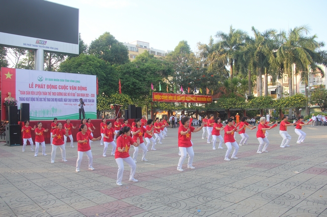 Phong trào tập luyện TDTT trong quần chúng nhân dân ngày càng rộng khắp (ảnh: CLB dưỡng sinh biểu diễn).