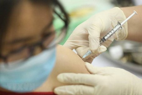 Tiêm vaccine COVIVAC cho tình nguyện viên. (Ảnh: Minh Quyết/TTXVN)