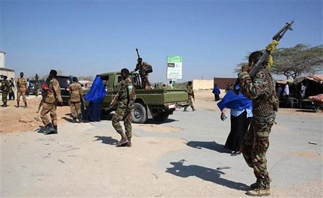 Binh sỹ Chính phủ Somalia tuần tra trên đường phố Mogadishu, một ngày sau khi nhóm phiến quân Al-Shabab tiến hành vụ tấn công liều chết nhằm vào dinh Tổng thống ở thủ đô. (Ảnh: AFP/TTXVN)