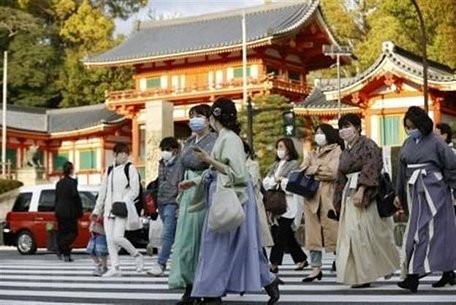 Người dân đeo khẩu trang phòng dịch COVID-19 tại Kyoto, Nhật Bản, ngày 9/4/2021. (Ảnh: Kyodo/ TTXVN)