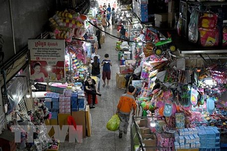 Bên trong một khu chợ ở Phnom Penh, Cambodia. (Ảnh: AFP/TTXVN)