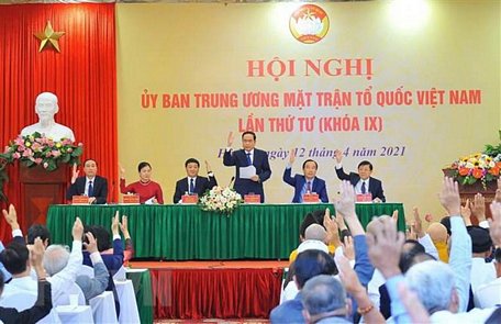 Các đại biểu biểu quyết tại hội nghị. (Ảnh: Minh Đức/TTXVN)