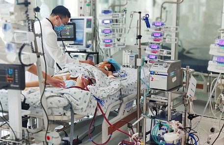 Bé gái 9 tuổi được can thiệp ECMO và nhiều phương tiện hiện đại. Ảnh do  cung cấp.