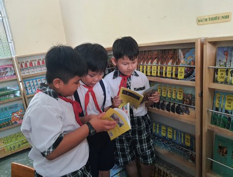  Khai trương phòng đọc sách tại Trường Tiểu học Lục Sĩ Thành A (Trà Ôn).