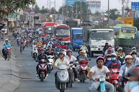 Quốc lộ 1 đoạn tiếp giáp giữa TP HCM và Long An hiện đang quá tải phương tiện, nhất là trong các dịp lễ Ảnh: HOÀNG TRIỀU