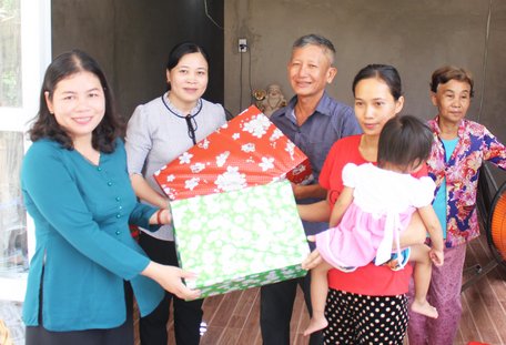 Gia đình chị Dẹt được bàn giao cho căn nhà mới, bước sang năm mới chị cố gắng làm ăn để phát triển kinh tế gia đình.