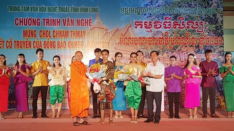 Chủ tịch Hội Đoàn kết sư sãi yêu nước tỉnh Vĩnh Long- Thượng tọa Sơn Ngọc Huynh và Phó Giám đốc Sở Văn hóa, thể thao và Du lịch- Lê Thanh Hiền tặng hoa cho Tổ Ca múa nhạc Khmer vừa ra mắt.