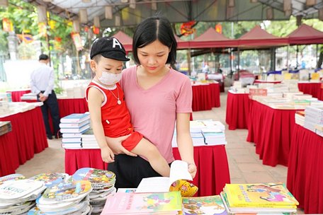 Những gian trưng bày sách được thiết kế và sắp đặt đầy tính nghệ thuật, bao quanh khu vực Hồ Văn để tạo thành những không gian văn hóa Hà Nội xưa qua các thời kỳ, từ những năm cuối thế kỷ 19 cho đến những năm tháng kháng chiến và thời bao cấp gian khó cùng các đồ dùng sinh hoạt, trang phục đặc trưng thể hiện cuộc sống sinh hoạt của người dân thành phố.