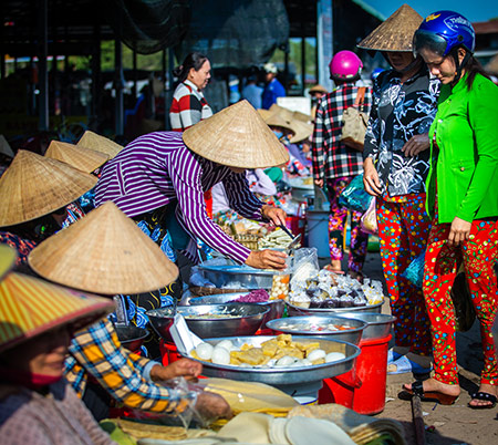 Ngoài các nông sản, thủy sản thì nhiều loại bánh dân gian, như: chè, xôi, bánh bò, bánh chuối... cũng được người dân bày bán ở chợ này.