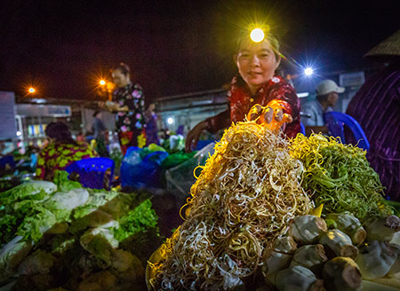  Chợ bắt đầu lúc nửa đêm, hoạt động đến 10 giờ sáng là tan chợ. Những người buôn bán ở chợ này phần lớn họ là những nông dân chính hiệu.