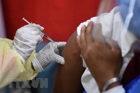 Nhân viên y tế được tiêm vaccine ngừa COVID-19 tại bệnh viện ở Caracas, Venezuela, ngày 19/2/2021. (Nguồn: AFP/TTXVN)