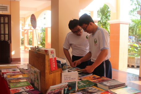 Ngày hội sách ở Trường THPT Lưu Văn Liệt với chủ đề “Đọc sách để cảm nhận cuộc sống”, khai mạc sáng 19/4.