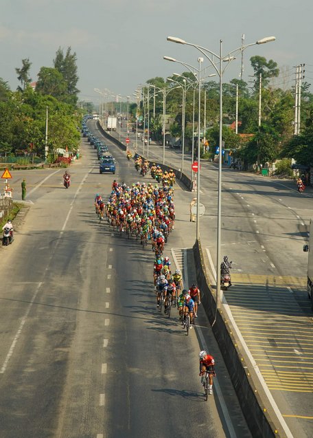 Các cua rơ thi đấu chặng 12 của giải xe đạp HTV- Tôn Đông Á 2021.