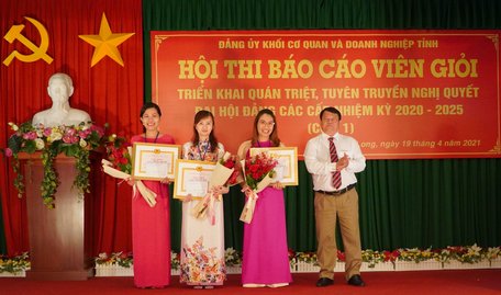 Đồng chí Cao Văn Bé Tư- Phó Bí thư Thường trực Đảng uỷ khối Cơ quan và Doanh nghiệp tỉnh tặng hoa và giấy khen cho các báo cáo viên đạt giải nhất, nhì, ba.