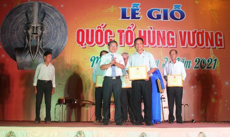 BTC trao giải nhất cho soạn giả Lê Minh Hùng.