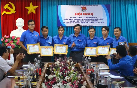 Khen thưởng 12 tập thể, cá nhân có thành tích tiêu biểu trong Tháng Thanh niên năm 2021.