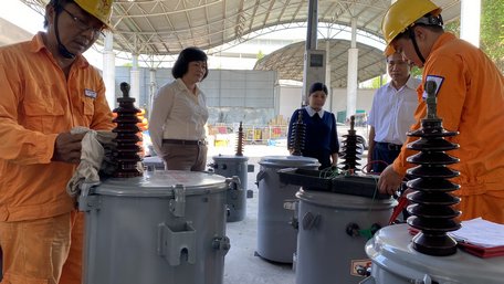 Công tác ATVSLĐ, chế độ BHTNLĐ, chăm sóc sức khỏe định kỳ luôn được người lao động và người sử dụng lao động quan tâm, thực hiện. Ảnh nhân viên kiểm tra, thí nghiệm máy biến áp của Điện lực Vĩnh Long.