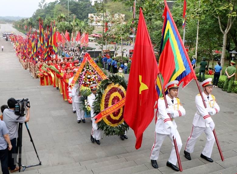  Đoàn dâng hương, đoàn cờ phướn, đội nhạc hành lễ, đội rước kiệu lễ vật bắt đầu khởi hành từ sân trung tâm lễ hội để lên Đền Thượng. (Ảnh: Trung Kiên/TTXVN)